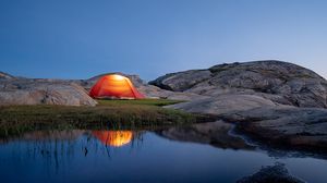 Превью обои палатка, кемпинг, камни, пруд, отражение, природа