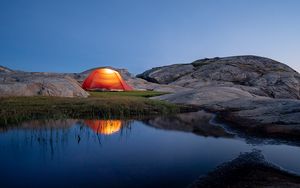 Превью обои палатка, кемпинг, камни, пруд, отражение, природа