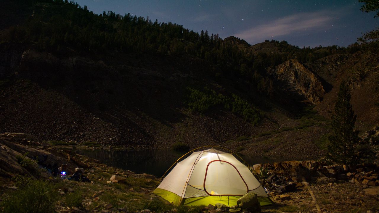 Обои палатка, кемпинг, природа, горы, озеро, вечер