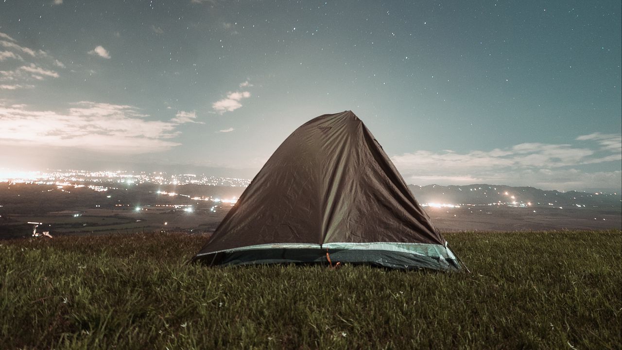 Обои палатка, кемпинг, природа, ночь, город, вид