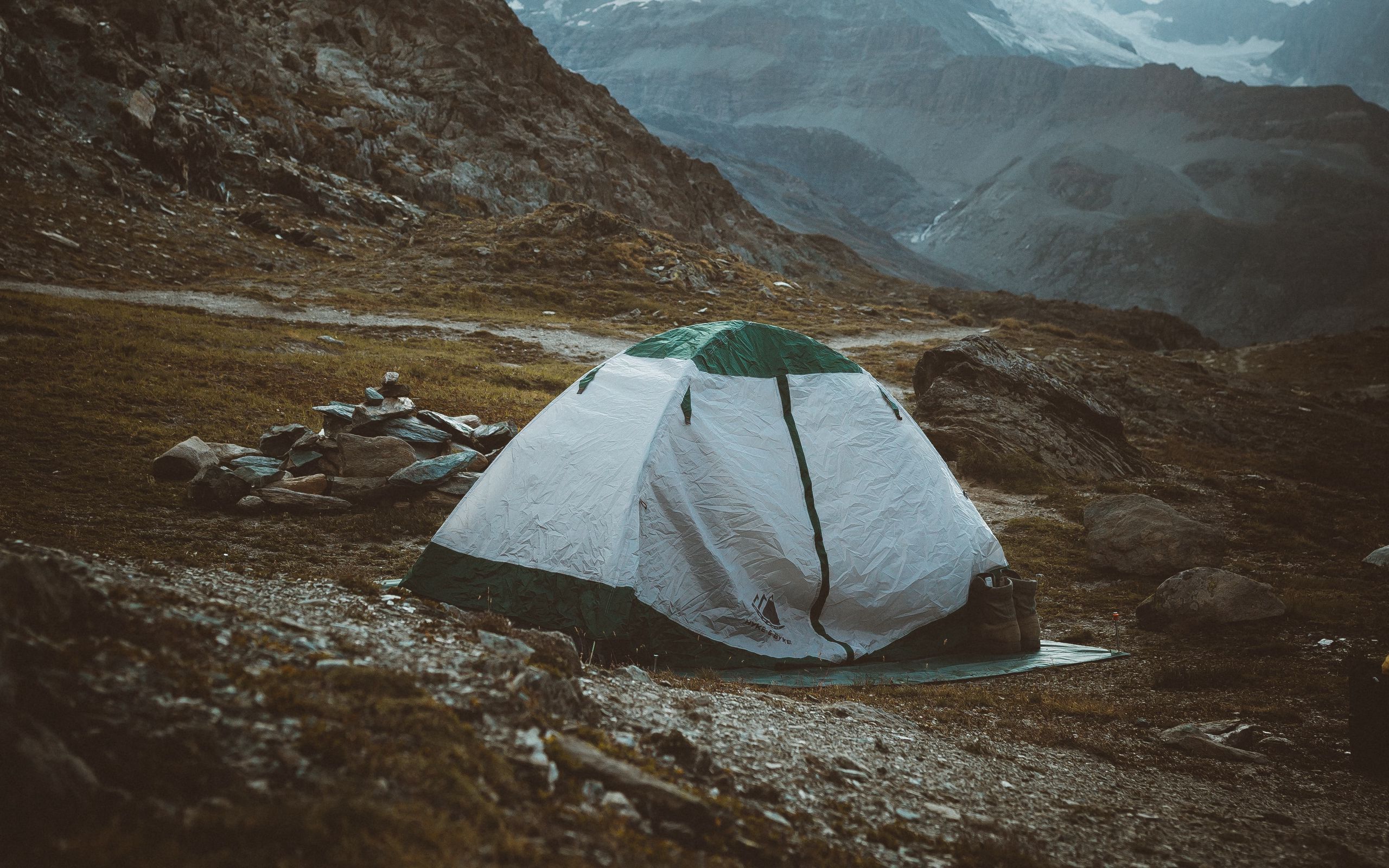 K k camping. Палатка в горах. Палатки на скалах. Палатка горы скалы.