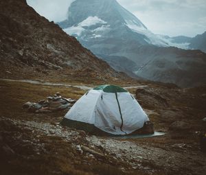 Превью обои палатка, кемпинг, скалы, горы