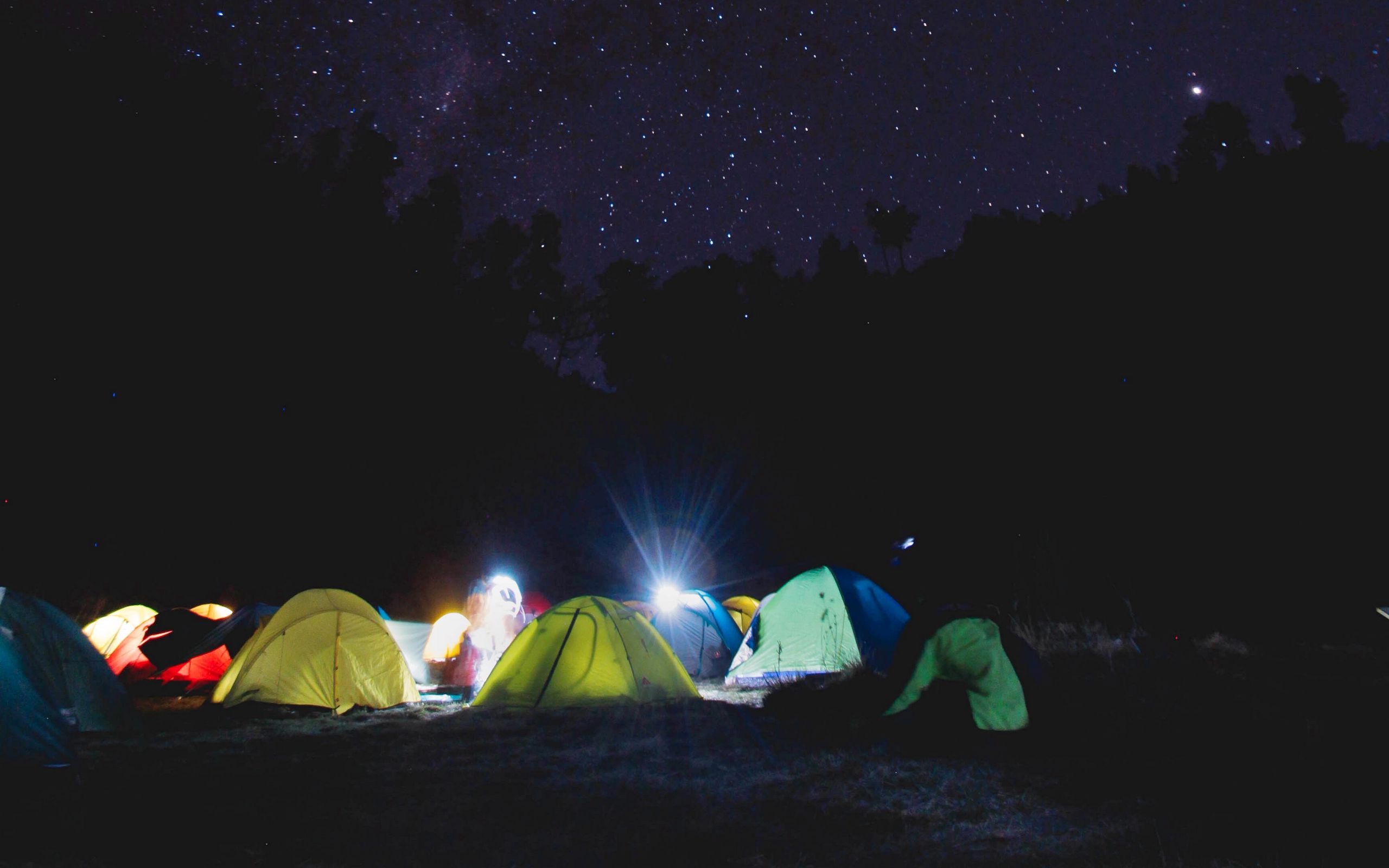 Night camp. Палатка в лесу ночью. Звездное небо и палатка. Палатка под звездным небом. Звёздное небо вид и палатки.