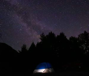 Превью обои палатка, кемпинг, звезды, небо, ночь, темный