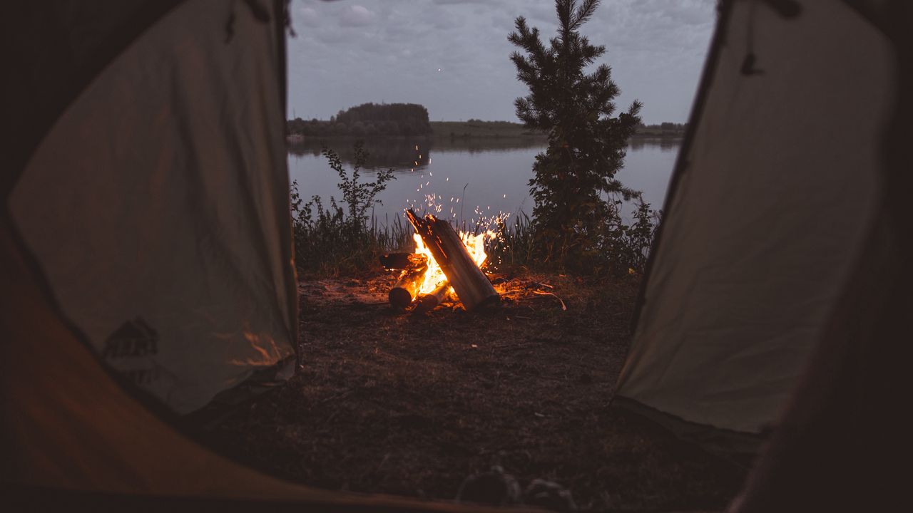 Обои палатка, костер, кемпинг, огонь, искры