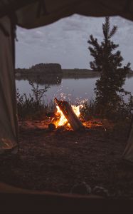 Превью обои палатка, костер, кемпинг, огонь, искры