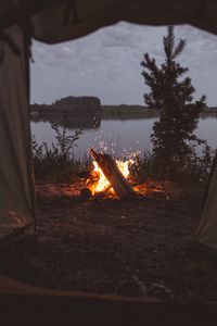 Превью обои палатка, костер, кемпинг, огонь, искры