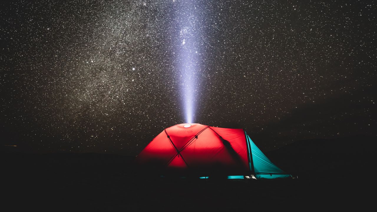 Обои палатка, ночь, звездное небо, свет, луч, кемпинг