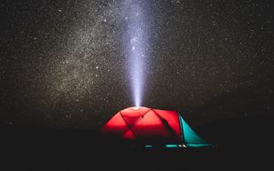 Превью обои палатка, ночь, звездное небо, свет, луч, кемпинг