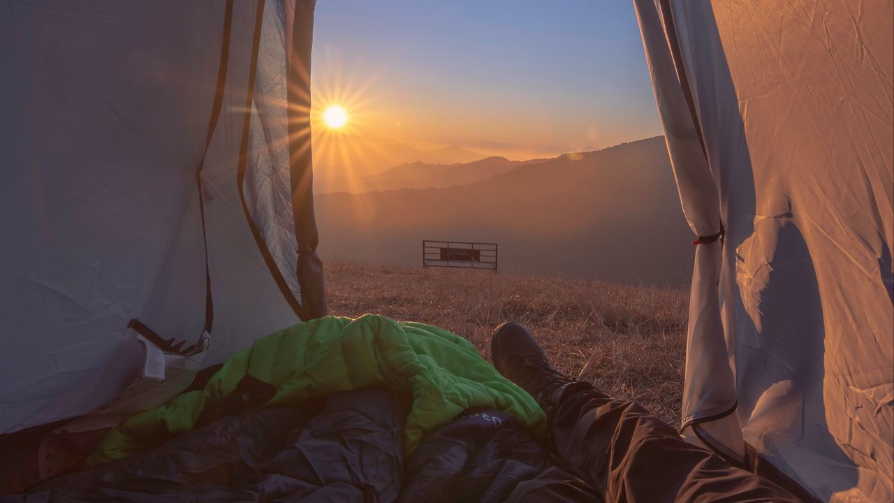 Обои палатка, ноги, кемпинг, туризм, путешествие, солнечный свет