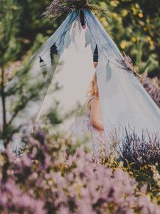 Превью обои палатка, ребенок, цветы, лаванда, природа