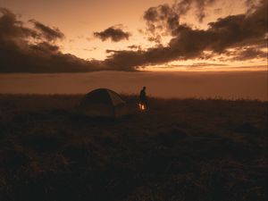 Превью обои палатка, силуэт, костер, темный, сумерки