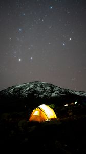 Превью обои палатка, свечение, гора, звездное небо, темный