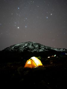 Превью обои палатка, свечение, гора, звездное небо, темный