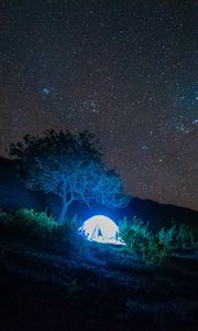 Превью обои палатка, свет, деревья, звезды, ночь, темный
