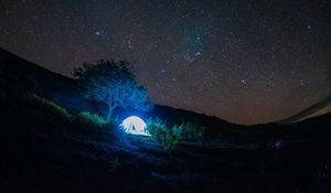 Превью обои палатка, свет, деревья, звезды, ночь, темный