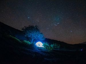 Превью обои палатка, свет, деревья, звезды, ночь, темный