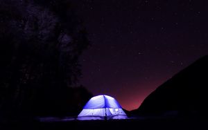 Превью обои палатка, свет, ночь, звезды, темный