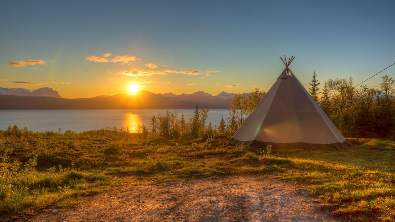 Обои палатка, закат, озеро, берег, солнце, диск, романтика