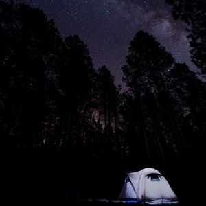 Превью обои палатка, звездное небо, деревья, ночь, кемпинг