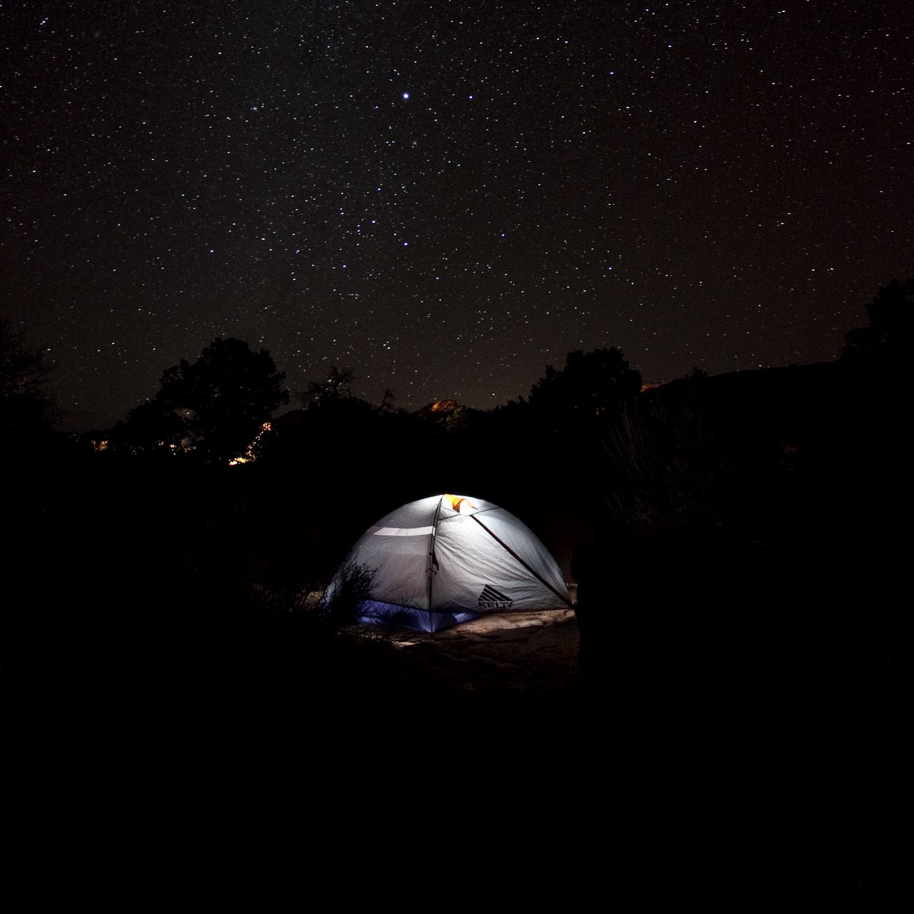 Night camp. Палатка ночью. Звездное небо и палатка. Обои палатка. Палатка в темноте.