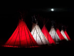 Превью обои палатки, красный, белый, свечение, ночь