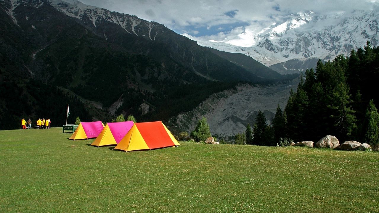 Обои палатки, отдых, яркие, туристы, поляна, альпинисты
