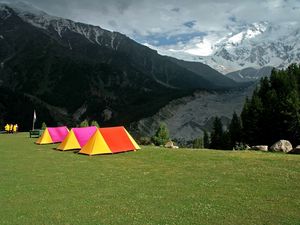 Превью обои палатки, отдых, яркие, туристы, поляна, альпинисты