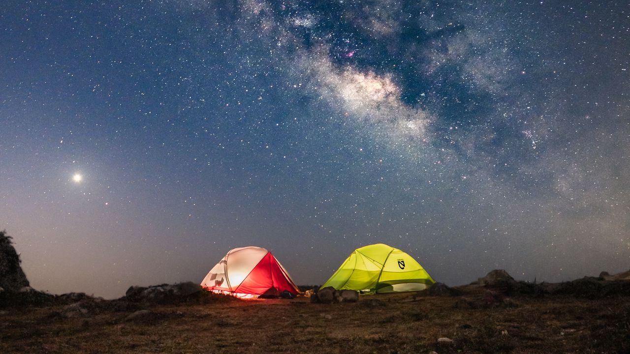 Обои палатки, свечение, звездное небо, млечный путь