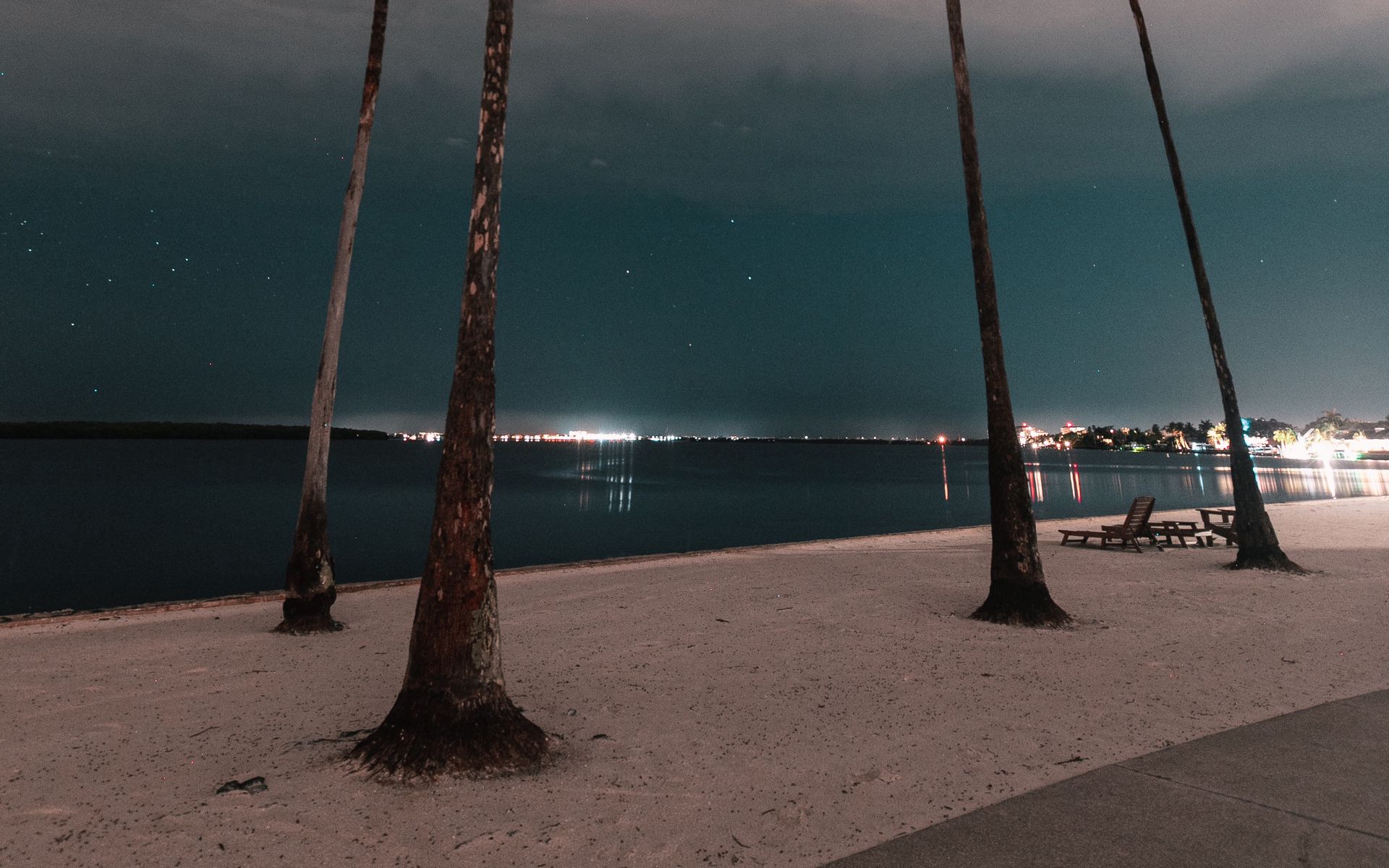 Ночь у берега 88гл. Вечерний променад пляж море. Дербент набережная пальмы. Сухум набережная пальмы в гирлянде. Теджу ночь у берега.