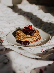 Превью обои панкейки, десерт, выпечка, малина, черника, завтрак, ягоды