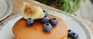 Превью обои панкейки, инжир, выпечка, черника, тарелка