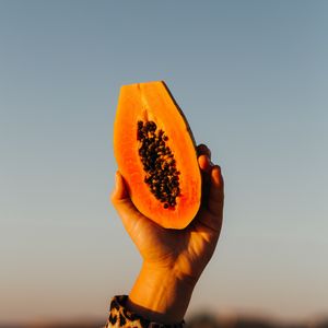 Превью обои папайя, фрукт, экзотический, рука