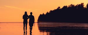 Превью обои пара, берег, закат, отражение, прогулка