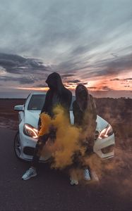 Превью обои пара, дым, автомобиль, девушка, парень