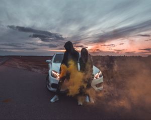 Превью обои пара, дым, автомобиль, девушка, парень