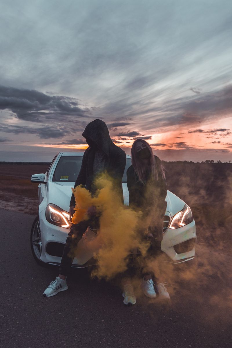 Автомобиль девушка с дымом