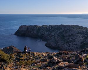 Превью обои пара, горы, обрыв, море