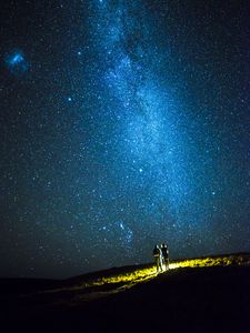 Превью обои пара, холм, небо, звезды, ночь, темный