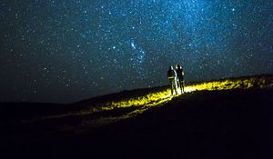 Превью обои пара, холм, небо, звезды, ночь, темный