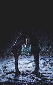 Превью обои пара, любовь, поцелуй, снегопад, ночь