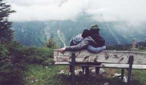 Превью обои пара, любовь, скамейка, объятия, горы