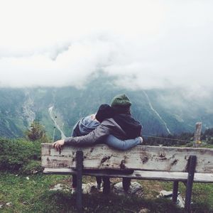 Превью обои пара, любовь, скамейка, объятия, горы