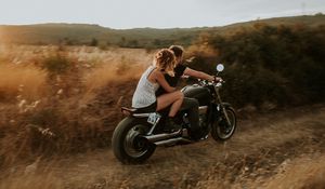 Превью обои пара, мотоцикл, любовь, скорость