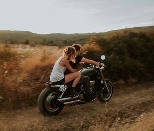 Превью обои пара, мотоцикл, любовь, скорость