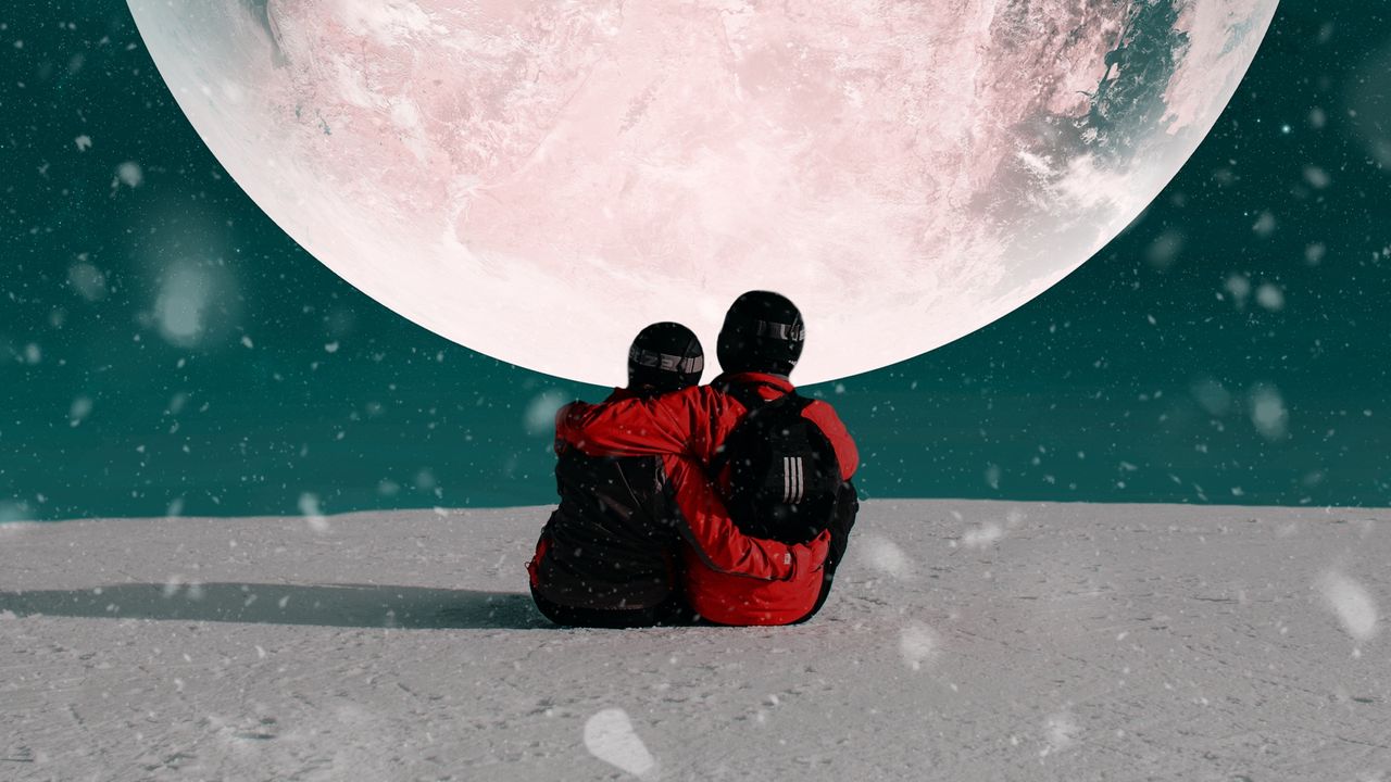 Обои пара, объятия, луна, снег, космос