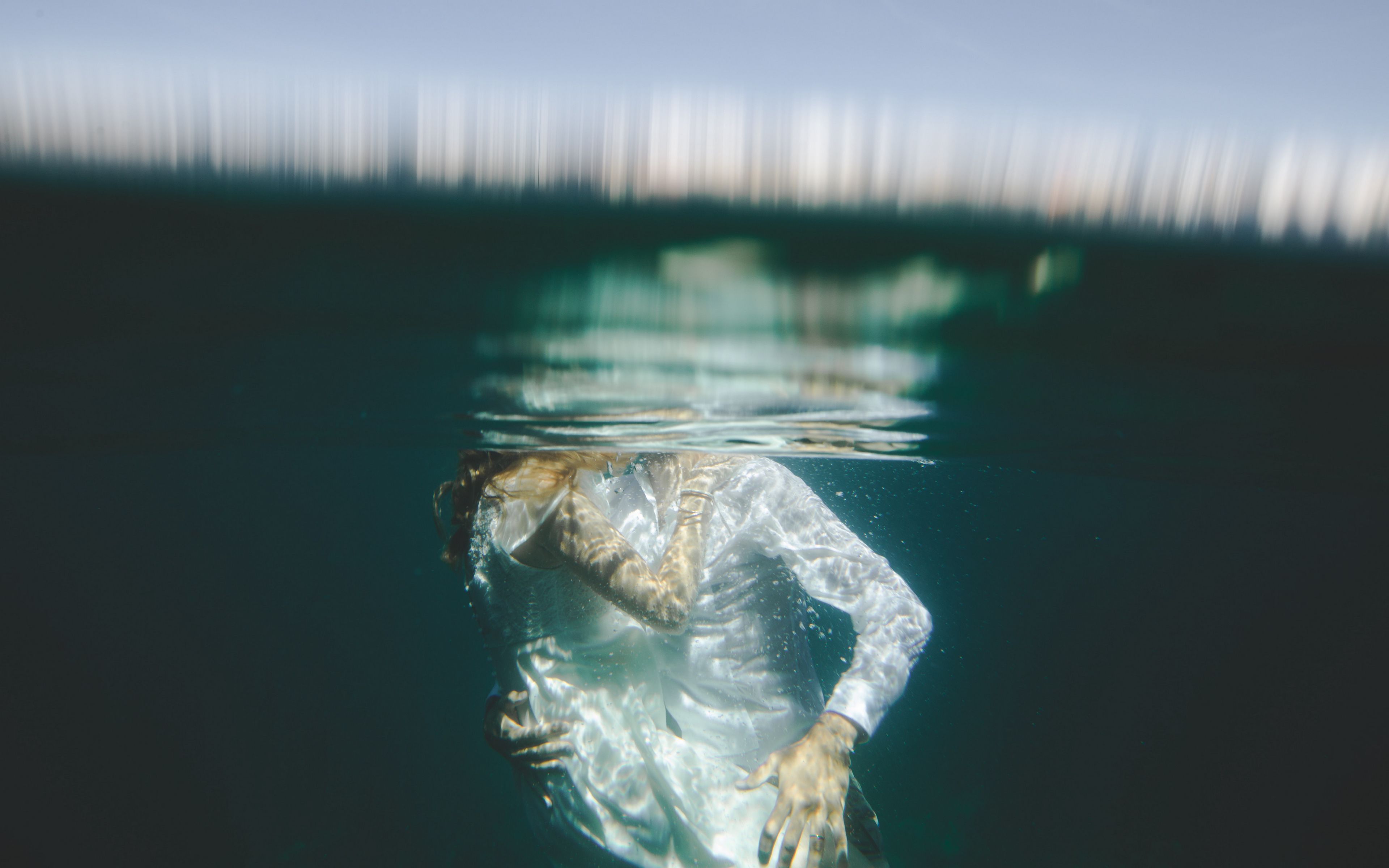 Фотограф мужчина под водой