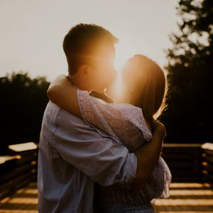 Превью обои пара, поцелуй, любовь, нежность, солнечный свет
