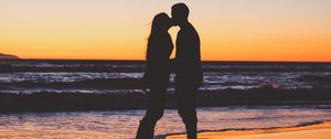 Превью обои пара, поцелуй, море, закат, силуэты