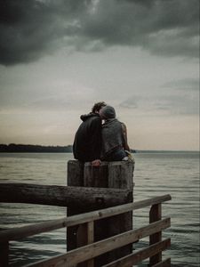 Превью обои пара, поцелуй, нежность, море, небо